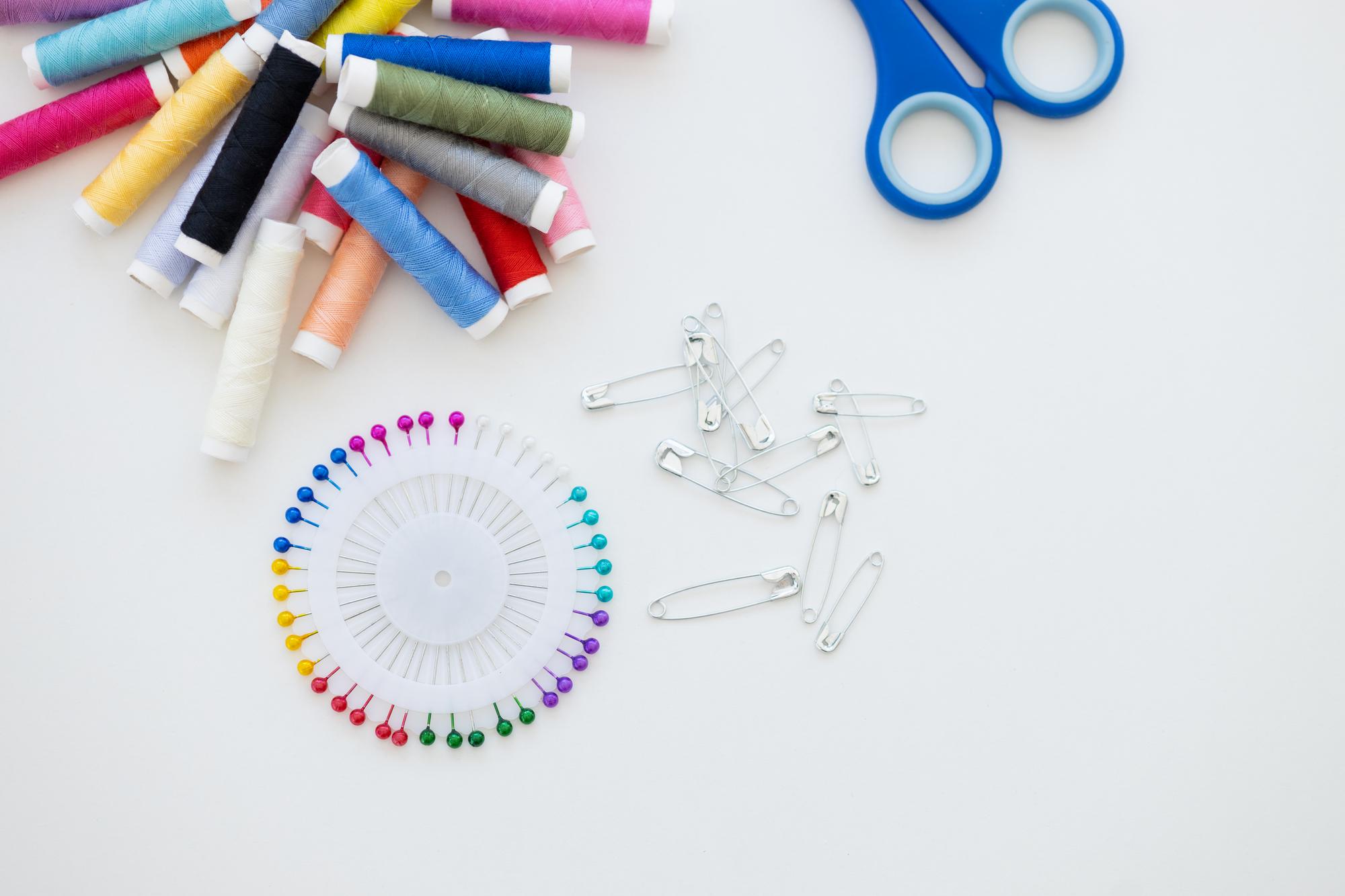 Kit per ricamo su tavolo di lavoro