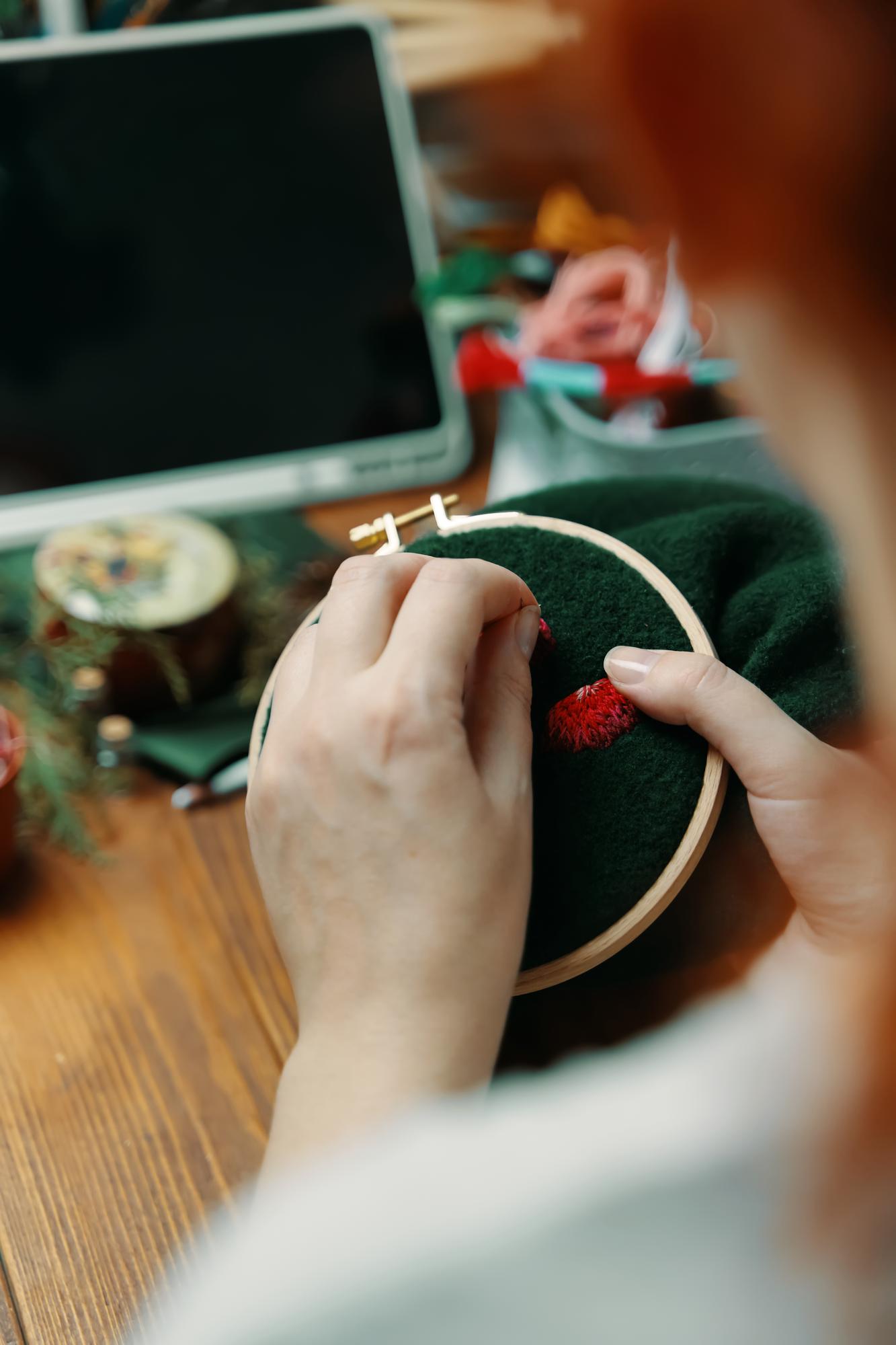 Mani che lavorano a un ricamo